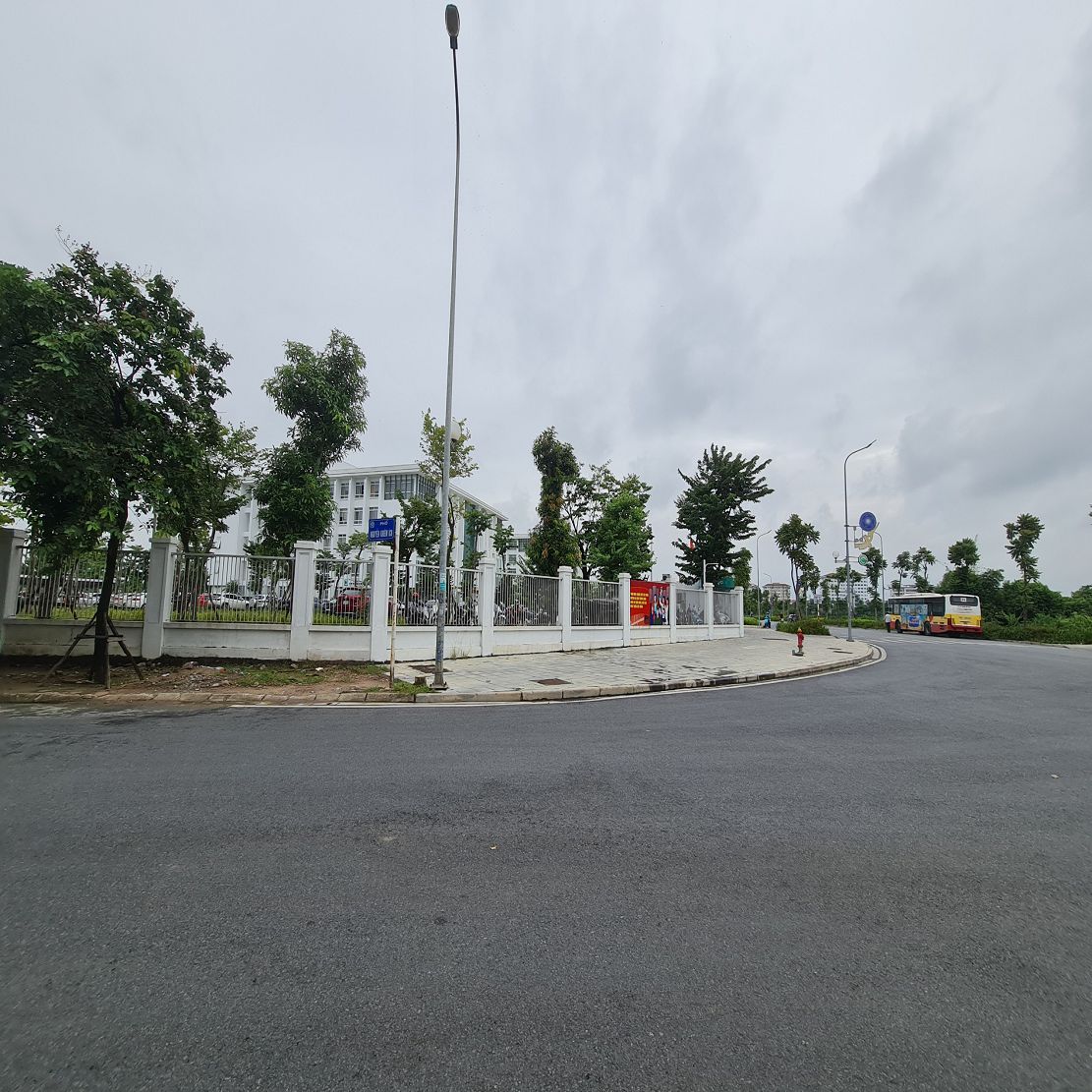 Siêu Gấp Gáp. Biệt thự sân vườn 2 tầng 200m2m đường 18m trung tâm Gia Lâm chỉ 2x nhỏ. Lh 0989894845 - Ảnh 2